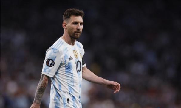 钟楚曦合影风波升级！站C位评论区沦陷，杨幂刘亦菲差点没挤进去